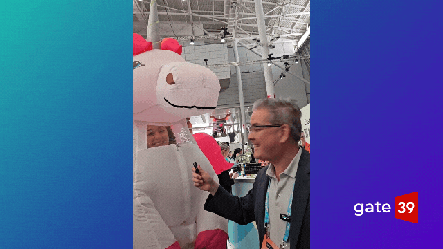 GIF from our video short "Unlocking Startup Success with the HubSpot Unicorn"